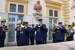 Muzycy Orkiestry Reprezentacyjnej Policji podczas grania na instrumentach.