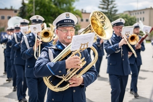 Muzycy Orkiestry Reprezentacyjnej Policji podczas grania na instrumentach.