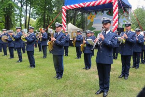 Muzycy Orkiestry Reprezentacyjnej Polskiej Policji grają na instrumentach.