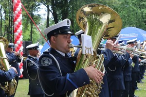 Muzycy Orkiestry Reprezentacyjnej Polskiej Policji grają na instrumentach.