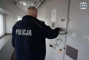 Na zdjęciu policjant pełniący służbę w areszcie.