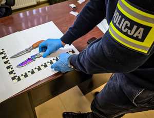 Policjant z dwoma nożami.