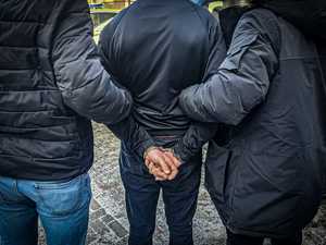 Dwaj policjanci z zatrzymanym.