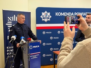 Komendant Wojewódzki Policji w Szczecinie za mównicą.