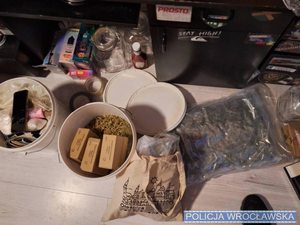Zabezpieczone narkotyki w plastikowych pojemnikach i woreczkach.