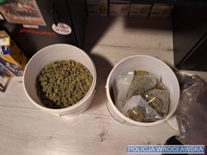 Zabezpieczone narkotyki w plastikowych pojemnikach i woreczkach.