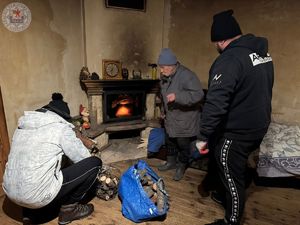 Policja pomaga mężczyźnie.