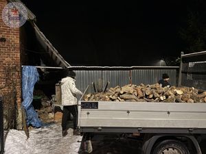 dostawczy samochód z drewnem opałowym.