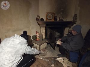 dostawczy samochód z drewnem opałowym.