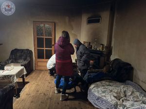 Policja pomaga mężczyźnie.