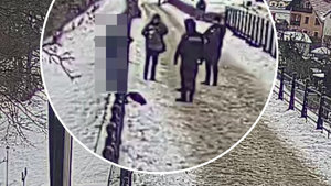 Policjanci rozmawiają z dziewczyną.