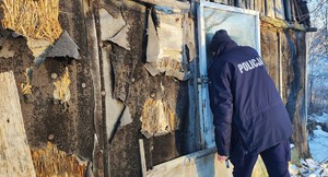 Policjanci pomagają bezdomnym kontrolują pustostany.