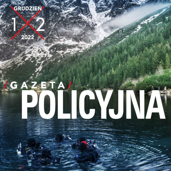 Fragment okładki Gazety Policyjnej przedstawiający kilku nurków na powierzchni górskiego jeziora.