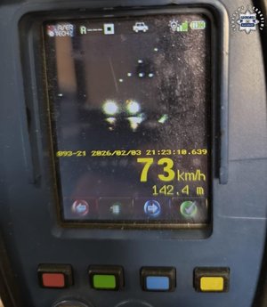 Miernik prędkości pokazuje prędkość 73 km/h.