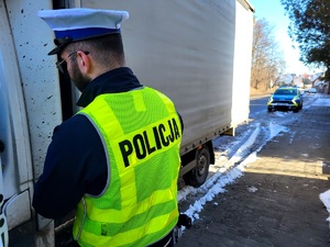 Funkcjonariusz ruchu drogowego podczas kontroli drogowej.