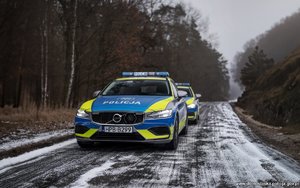 Nowy radiowóz VOLVO w zimowej scenerii.