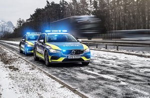 Nowy radiowóz VOLVO w zimowej scenerii.