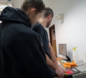 policjant zbiera odciski palców.