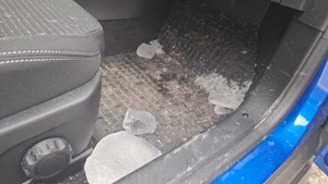 bryły lodu, roztrzaskana szyba samochodowa.