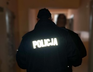 Policjant z zatrzymanym.