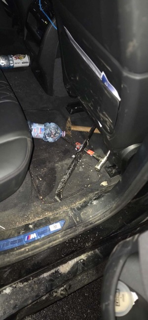 Młotek i łom w samochodzie.