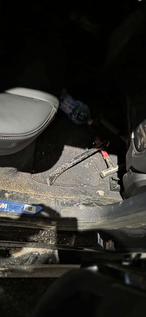 Młotek i łom w samochodzie.