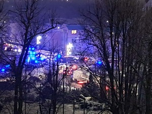 Miejsce zdarzenia widoczne z oddali i policyjne radiowozy.