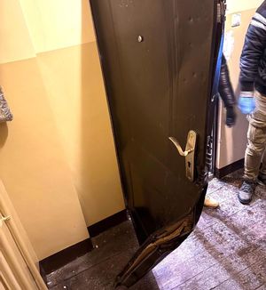 Wyważone drzwi do mieszkania.