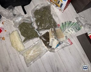 Zabezpieczone środki w woreczkach i telefon komórkowy.