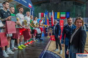 rozgrywki piłkarskie. Widzowie. Reprezentacji biegają na boisku.