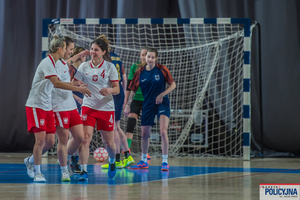 Piłkarki grają w piłkę.