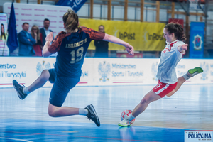 Piłkarki grają w piłkę.