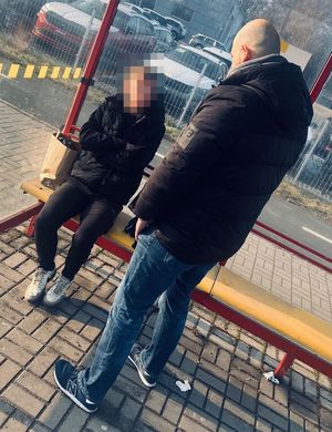 Zatrzymanie mężczyzny na przystanku.