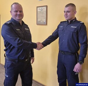 Komendant insp. Jarosław Wiśniewski gratuluje sierż. szt. Adamowi Osowskiemu