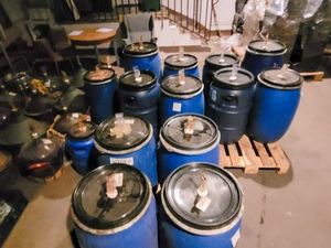 zabezpieczone beczki z alkoholem.