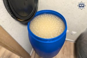 Rożne płyny w beczkach.