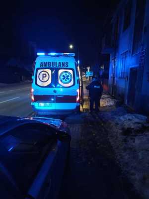Policjant przy ambulansie.