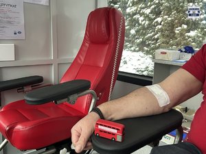 Mężczyzna na fotelu oddaje krew.