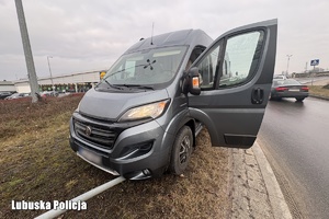 kamper stoi na poboczu.