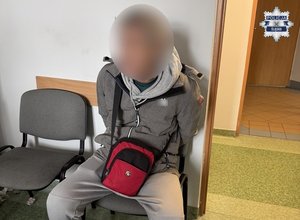 Zatrzymany mężczyzna siedzi na krześle.