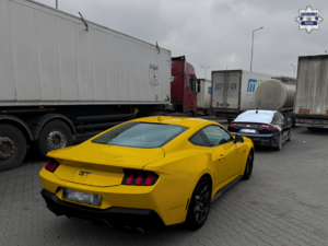 Żółty For Mustang stoi zaparkowany.