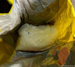 narkotyki w woreczkach plastikowych, rozłożone na blacie.