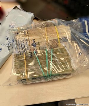 narkotyki w woreczkach plastikowych, rozłożone na blacie. Banknoty w woreczka.