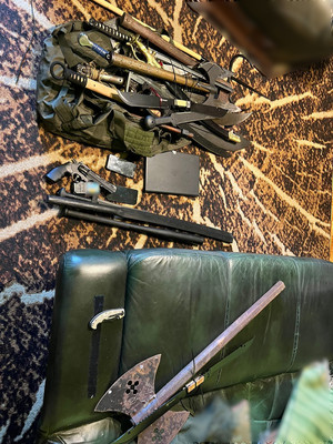 Zabezpieczone przez policjantów niebezpieczne narzędzia.