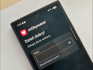 Ekran smartfona z wyświetlana strona logowania do aplikacji mObywatel.