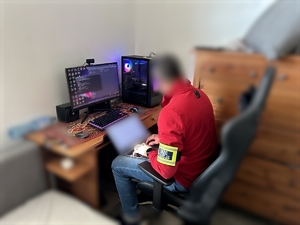 Funkcjonariusz CBZC siedzi przy stanowisku komputerowym.