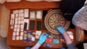 Zabezpieczone telefony, karty płatnicze.