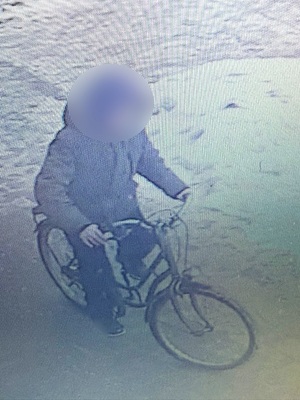 kadr z monitoringu, chłopak jedzie na rowerze.