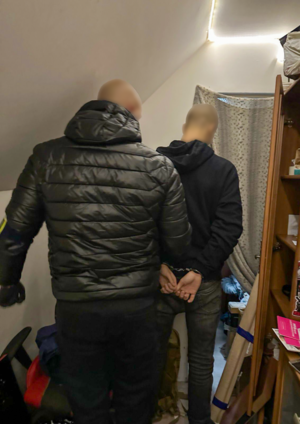 policjant z zatrzymanym.