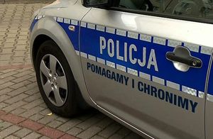 radiowóz z napisem pomagamy i chronimy.